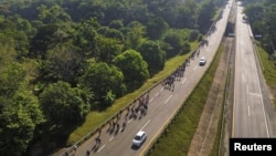 Una vista aérea de un dron muestra a migrantes en una caravana rumbo a la frontera norte con Estados Unidos, en Escuintla, estado de Chiapas, México, el 3 de diciembre de 2024.