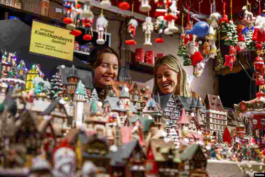 Otra de las esperadas tradiciones navideñas en Europa son los mercados navideños. Comidas de la temporada, así como juegos y adornos se encuentran en los mercados de ciudades como Berlín, Alemania.&nbsp;