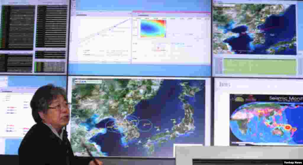 북한이 12일 3차 핵실험을 강행한 가운데 한국지질자원연구원 내 국가자료센터 지헌철 센터장이 연구원에서 수집한 자료를 설명하고 있다.