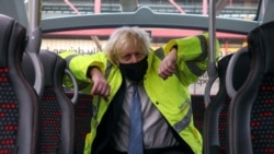 PM Inggris Boris Johnson saat meninjau the National Express depot di Coventry, Inggris, 15 Maret 2021.