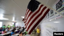 Una maestra imparte clases en el centro de detención de menores de Carrizo Springs, Texas, el 9 de julio de 2019.