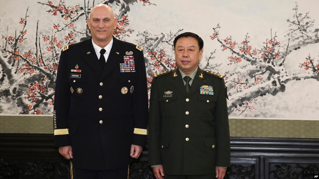 Đại tướng Raymond Odierno, Tham mưu trưởng Lục quân Mỹ và Thượng tướng Lục quân Phạm Trường Long, Phó Chủ tịch Quân Ủy Trung ương Trung Quốc, tham dự lễ ký kết.