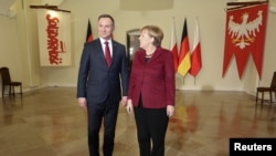 Le président polonais Andrzej Duda accueille la chancelière allemande Angela Merkel à Varsovie, le 7 février 2017