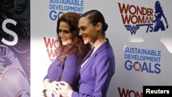 Aktris Lynda Carter (kiri) dan Gal Gadot, keduanya memerankan karakter Wonder Woman, dalam acara peresmian tokoh komik itu sebagai duta kehormatan PBB, di kantor pusat PBB di New York (21/10). 