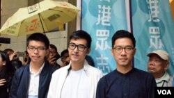 Tiga aktivis pro-demokrasi Hong Kong, dari kiri: Joshua Wong, Alex Chow Yong-kang, dan seorang yang dinyatakan buron, Nathan Law Kwun-chung (foto: dok). 