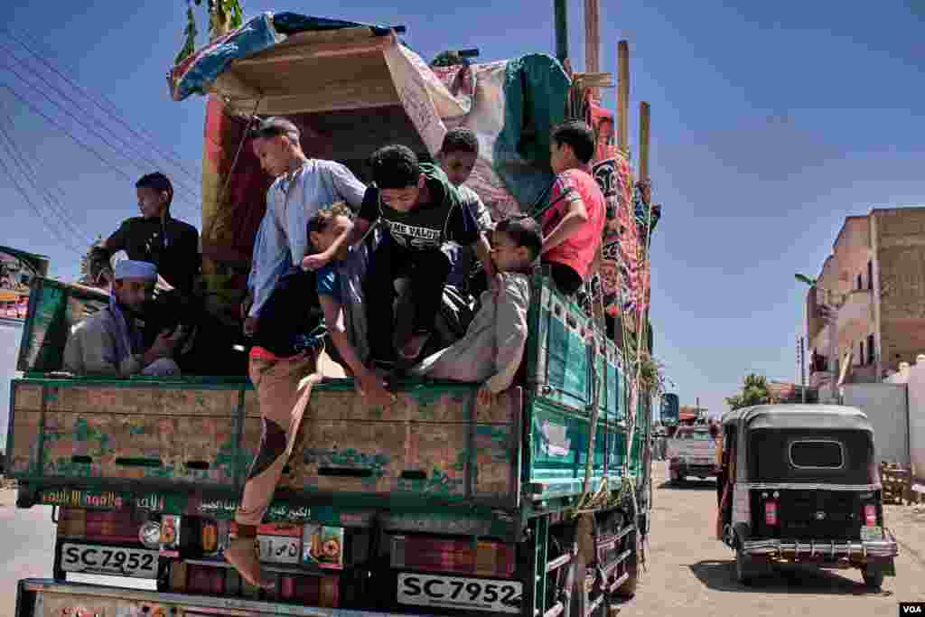 Pilgrims to Humaithera gather and prepare their truck for the trip at the transportation hub of Edfu, Aswan. (H. Elrasam/VOA)