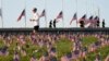 Vrapuesit në mëngjes shihen ndërsa përshkojnë Shëtitoren Kombëtare ku janë vendosur nga aktivistët 200 mijë flamuj për viktimat nga COVID-19 (Uashington, 22 shtator 2020)