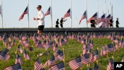 Các nhà hoạt động thuộc Dự Án Tưởng niệm COVID cắm cờ tại Quảng trường Quốc gia ở Washington D.C., để đánh dấu 200.000 người chết vì virus, ngày 22/9/2020. 