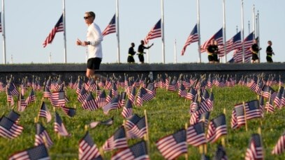 Các nhà hoạt động thuộc Dự Án Tưởng niệm COVID cắm cờ tại Quảng trường Quốc gia ở Washington D.C., để đánh dấu 200.000 người chết vì virus, ngày 22/9/2020. 