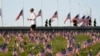 Američke zastave u okviru Kovid memorijala u centru Vašingtona, napravljenog kada je broj žrtava dostigao 200 hiljada