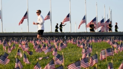 Hàng ngàn lá cờ Mỹ được Dự án Tưởng niệm COVID cắm tại Quảng trường Quốc gia ở trung tâm thủ đô Washington, để tượng trưng cho 200.000 người chết vì dịch COVID-19 tại Hoa Kỳ. Ảnh chụp ngày 22/9/2020. (AP Photo/J. Scott Applewhite)