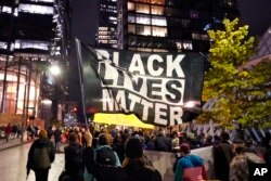 Pengunjuk rasa Black Lives Matter berunjuk rasa di Seattle. (Foto: AP)