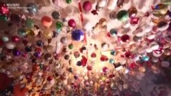 Ուելսից մի կին, որը հայտնի է որպես «Nana Baubles», համաշխարհային ռեկորդ է սահմանել իր մոտ 1800 սուրբծննդյան զարդերի հավաքածուի համար: