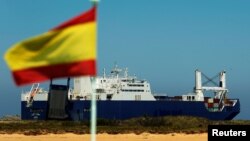 Kapal kargo Saudi Bahri-Yanbu meninggalkan pelabuhan Santander, Spanyol setelah diduga memuat persenjataan yang dibeli dari Spanyol, Senin (13/5). 