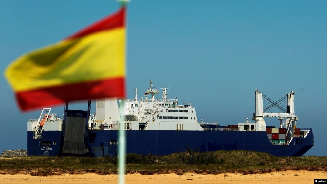 Kapal kargo Saudi Bahri-Yanbu meninggalkan pelabuhan Santander, Spanyol setelah diduga memuat persenjataan yang dibeli dari Spanyol, Senin (13/5). 