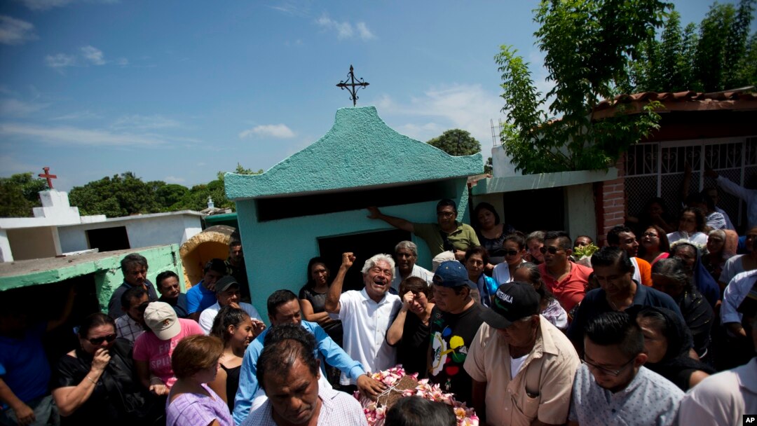 Suasana pemakaman seorang korban gempa bumi di Juchitan, negara bagian Oaxaca, Meksiko, 9 September 2017. (Foto: dok).