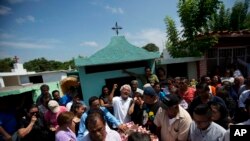 Suasana pemakaman seorang korban gempa bumi di Juchitan, negara bagian Oaxaca, Meksiko, 9 September 2017. (Foto: dok).