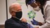 В уряді США розповіли, як носити маску, щоб зменшити ризик заразитись COVID-19 на понад 90%