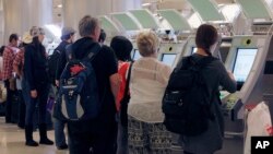 Hành khách đến từ nước ngoài tại sân bay quốc tế Los Angeles sử dụng kiốt kiểm soát hộ chiếu tự động mới (ảnh tư liệu).