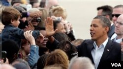 La exposición pública del presidente Barack Obama en reuniones con vecinos y visitas a distintos estados no ha conseguido detener su pérdida de popularidad.