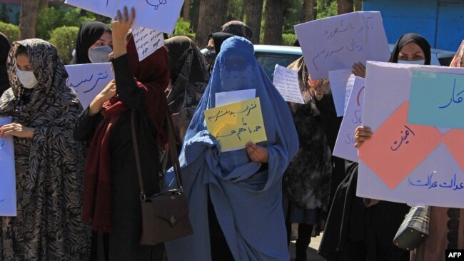 خواتین کو خدشہ ہے کہ طالبان اقتدار میں آنے کے بعد اُنہیں کام کرنے کی اجازت نہیں دیں گے۔