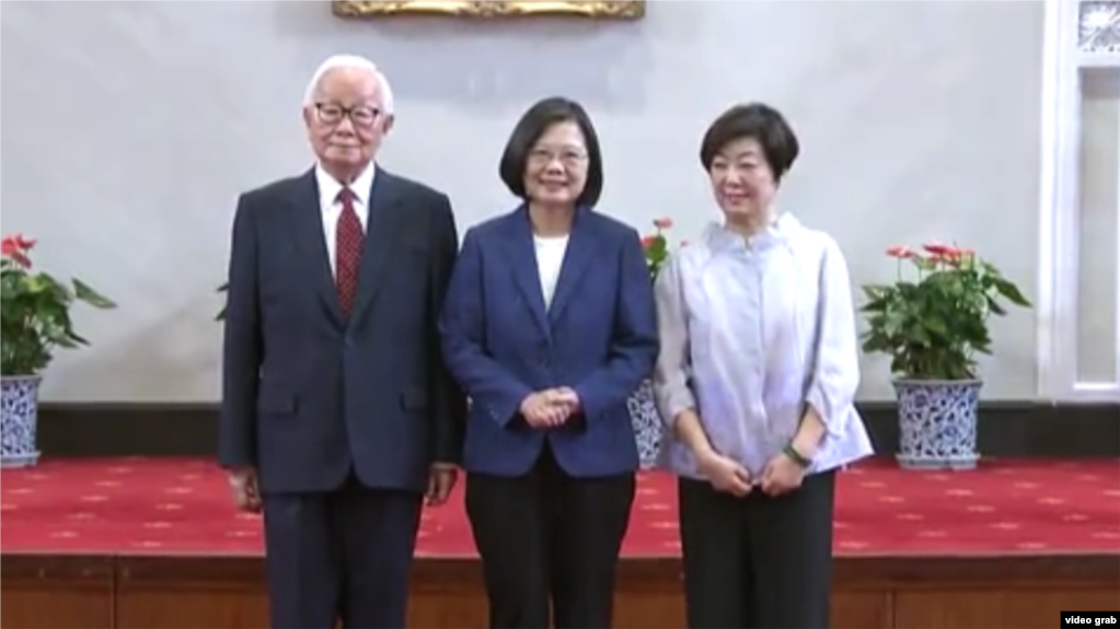 台湾总统蔡英文宣布张忠谋(左一)将代表出席APEC峰会(台湾总统府网站截图)