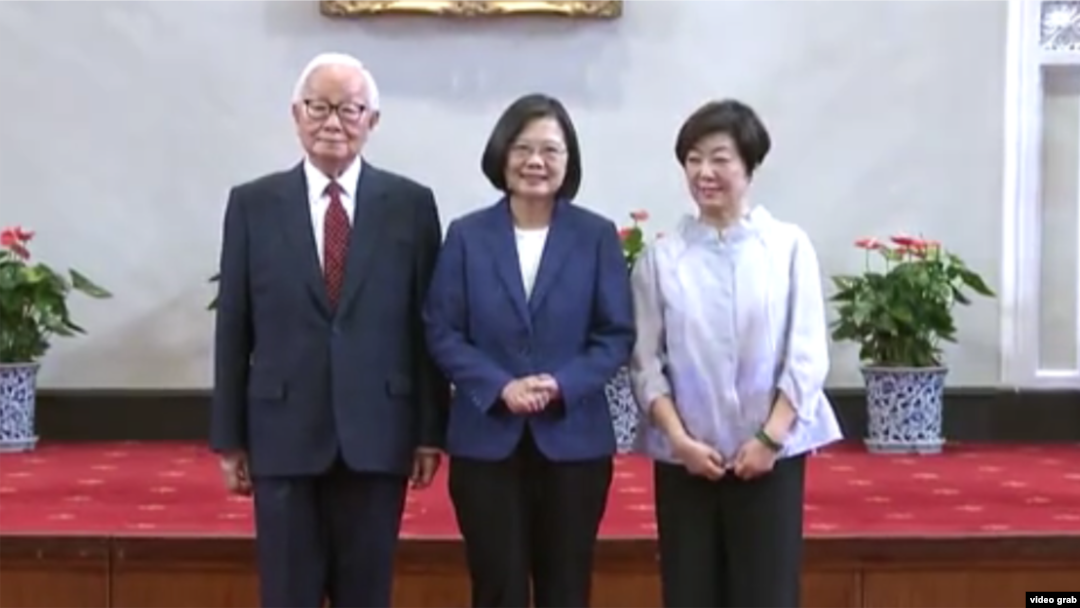 台湾总统蔡英文宣布张忠谋(左一)将代表出席APEC峰会(台湾总统府网站截图)
