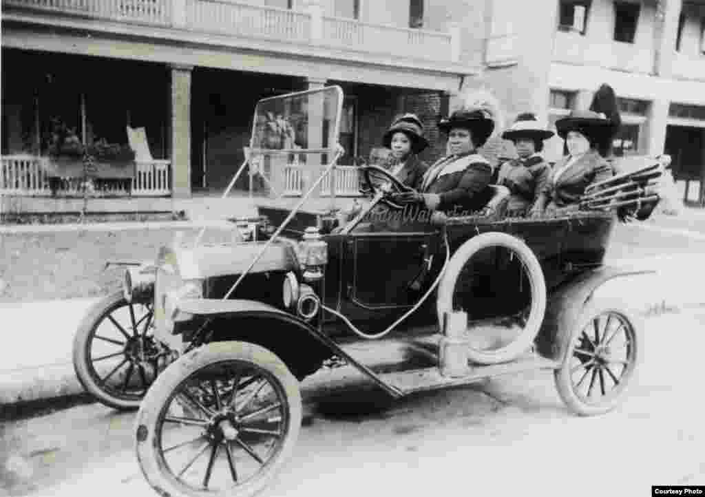 Madam Walker, niece and employees in Model T, 1912 (A'Lelia Bundles/Madam Walker Family Archives)