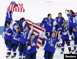 22일 강릉하키센터에서 열린 평창동계올림픽 여자 아이스하키 경기에서 금메달을 획득한 미국팀이 성조기를 흔들며 기뻐하고 있다.
