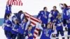 Tim hoki putri AS merayakan kemenangan meraih medali emas dalam laga melawan tim hoki Kanada di Olimpiade Musim Dingin, di Gangneung, Korea Selatan, 22 Februari 2018.