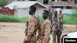 Binh sĩ và cảnh sát Nam Sudan đứng gác dọc theo một con đường sau một trận giao tranh ở thủ đô Juba, Nam Sudan, 10/7/2016.