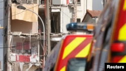 Des pompiers français fouillent les décombres d'un bâtiment effondré à Rosny-Sous-Bois, près de Paris, le 31 août 2014.