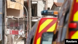 Des pompiers français déployés près d’un bâtiment qui vient de s’effondrer à Rosny-Sous-Bois, près de Paris, 31 Août 2014. 