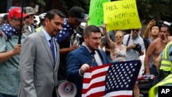 Le nationaliste blanc Jason Kessler, au centre, devant la Maison-Blanche pour célébrer le premier anniversaire du rassemblement "Unite the Right", à Washington, le 12 août 2018, 