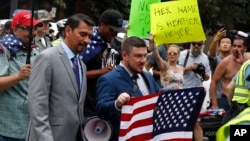 Le nationaliste blanc Jason Kessler, au centre, devant la Maison-Blanche pour célébrer le premier anniversaire du rassemblement "Unite the Right", à Washington, le 12 août 2018,