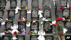 Monumento dedicado a las personas que murieron en enfrentamientos con las fuerzas de seguridad a fines de febrero de 2014, en la Plaza de la Independencia (Maidan) en Kiev, Ucrania.