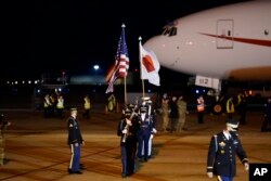 美军仪仗队列队欢迎日本首相菅义伟抵达马里兰州安德鲁斯空军基地。（2021年4月15日）