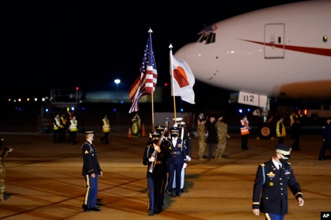 美军仪仗队列队欢迎日本首相菅义伟抵达马里兰州安德鲁斯空军基地。（2021年4月15日）