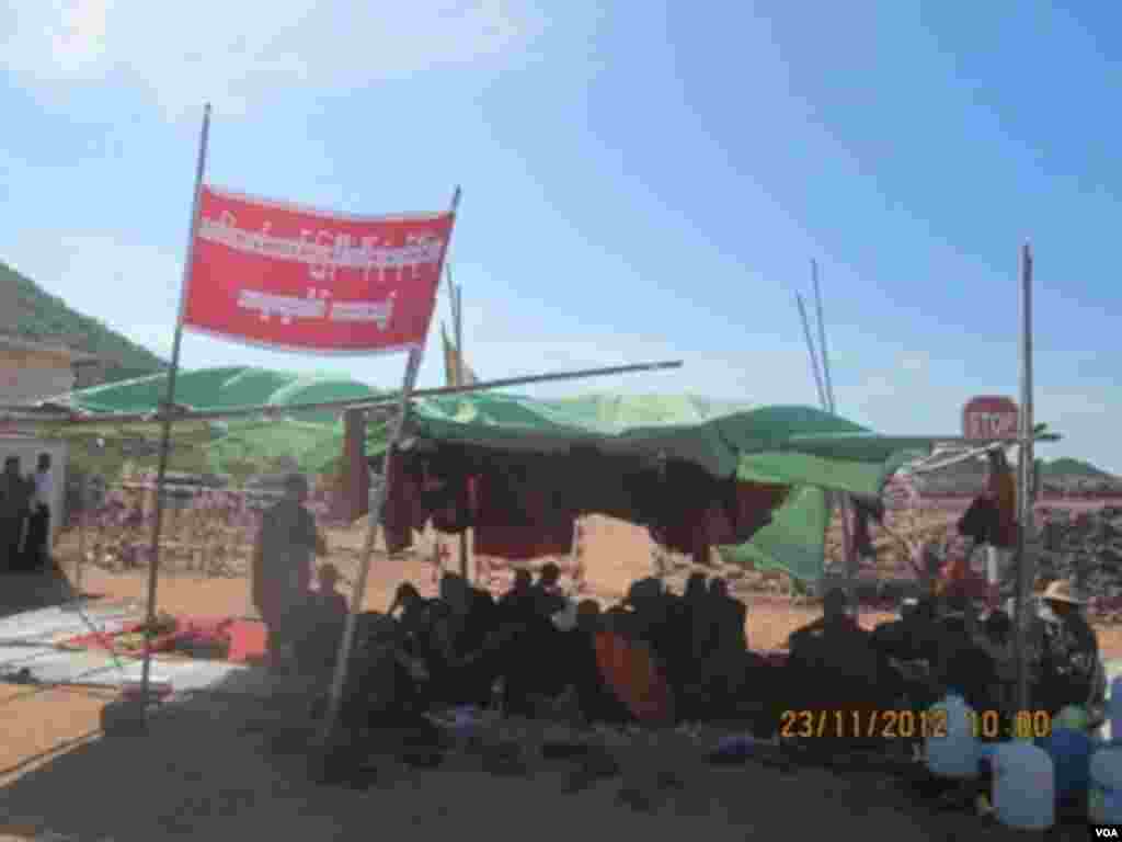 2012年11月23日，抗議者聚集在緬甸望瀨(Monywa)中資銅礦外的一處營地。