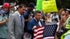 Le nationaliste blanc Jason Kessler, au centre, devant la Maison-Blanche pour célébrer le premier anniversaire du rassemblement "Unite the Right", à Washington, le 12 août 2018, 