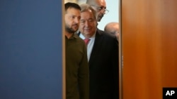 El presidente ucraniano, Volodymyr Zelenskyy, izquierda, se reúne con el secretario general de las Naciones Unidas, Antonio Guterres, el martes 19 de septiembre de 2023 en la sede de las Naciones Unidas.