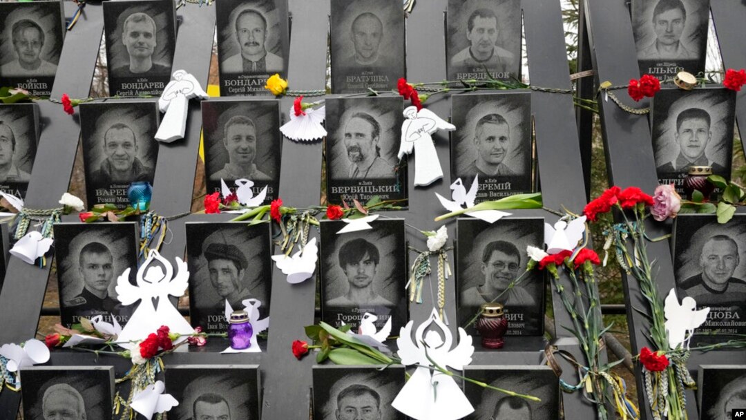 Monumento dedicado a las personas que murieron en enfrentamientos con las fuerzas de seguridad a fines de febrero de 2014, en la Plaza de la Independencia (Maidan) en Kiev, Ucrania.