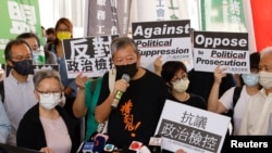 Aktivis pro-demokrasi Lee Cheuk-yan berbicara kepada media setibanya di Pengadilan West Kowloon untuk pembacaan vonis terkait kasus demonstrasi, di Hong Kong, China, 1 April 2021. (Foto: REUTERS/Tyrone Siu)