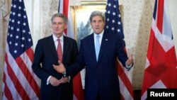 El secretario de Relaciones Exteriores de Gran Bretaña, Philip Hammond, junto al secretario de Estado de EE.UU., John Kerry.