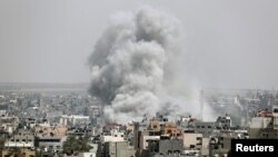 دود ناشی از حمله هوایی ارتش اسرائیل به نقطه ای در شهر غزه - ۱۵ اردیبهشت ۱۳۹۸ 