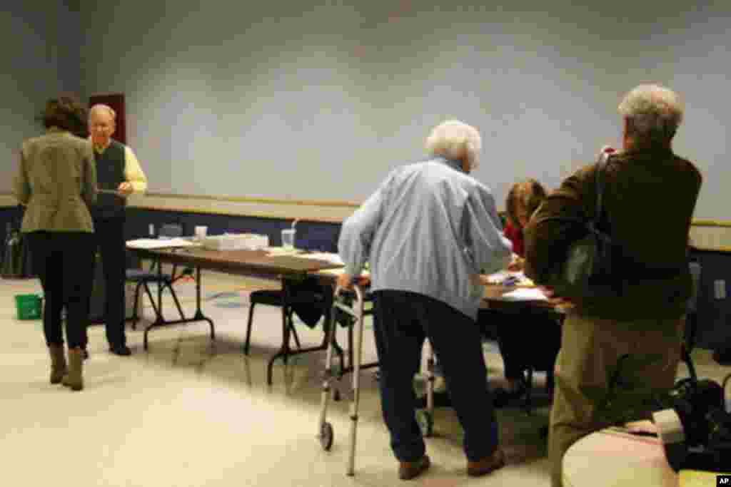 选民投票前先核对身份