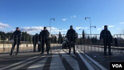 Arhiva - Crnogorska policija blokirala centar Podgorice, nakon zabrane okupljanja protivnika Zakona o slobodi vjeroispovijesti, Crna Gora, 26. decembar 2019. (Foto: Predrag Milić, VoA)