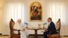 El papa Francisco conversa con Carlos Herrera, de la cadena de radio española COPE, en una entrevista divulgada el miércoles 1 de septiembre de 2021. Foto de COPE distribuida por Reuters.