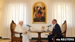 El papa Francisco conversa con Carlos Herrera, de la cadena de radio española COPE, en una entrevista divulgada el miércoles 1 de septiembre de 2021. Foto de COPE distribuida por Reuters.