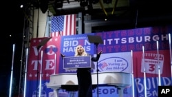 Lady Gaga berbicara sebelum tampil dalam kampanye drive-in untuk calon presiden dari Partai Demokrat, oe Biden di Heinz Field, 2 November 2020, di Pittsburgh. (Foto: AP/Andrew Harnik)